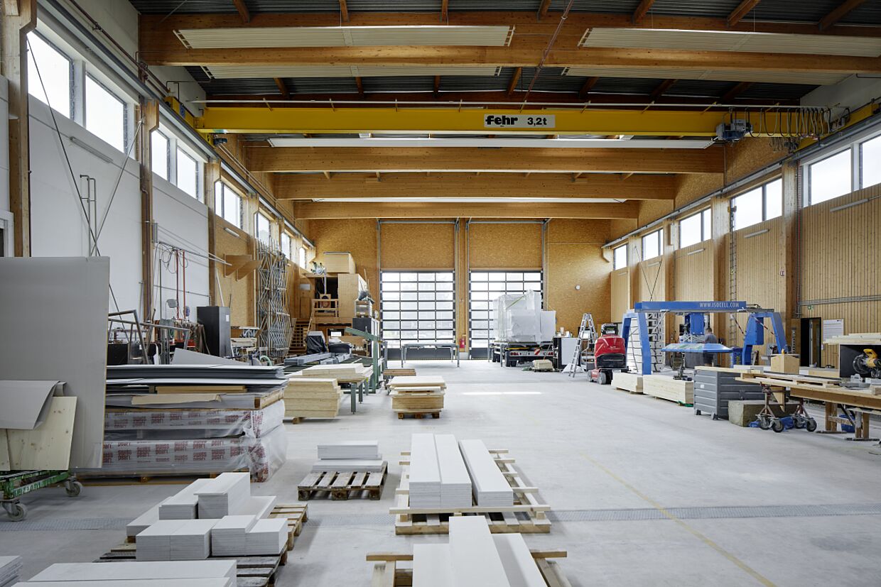 Die Lagerhalle von Schäfer Holzbau mit 2 grossen verglasten Sektionaltoren vom Typ wST 820