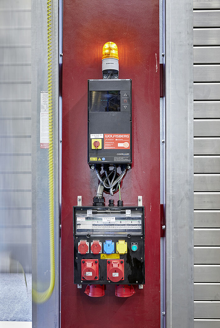 Nahaufnahme der Steuerung der Toranlagen beim REAL Recyclingcenter Emmenbrücke