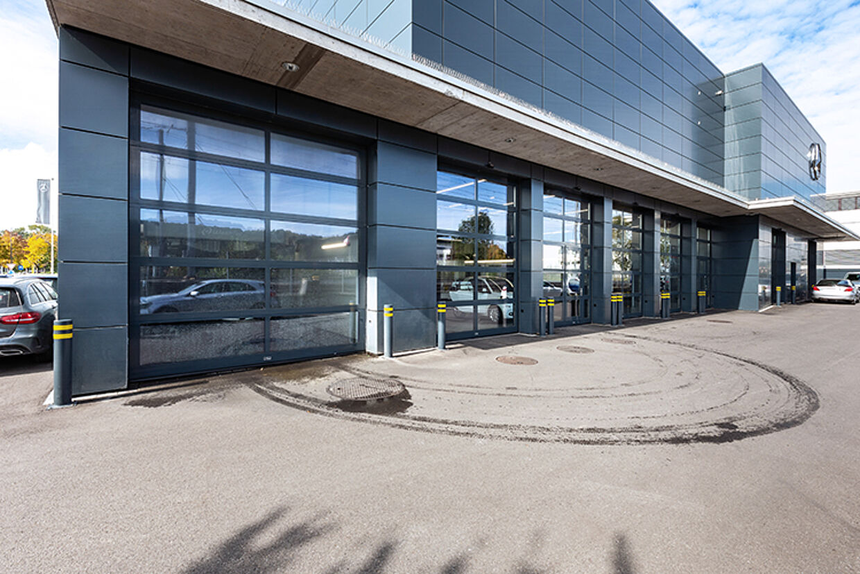 Der Neubau des PW Centers in Pratteln mit einer grossen Glasfront aus diversen Sektionaltoren von Wolfisberg