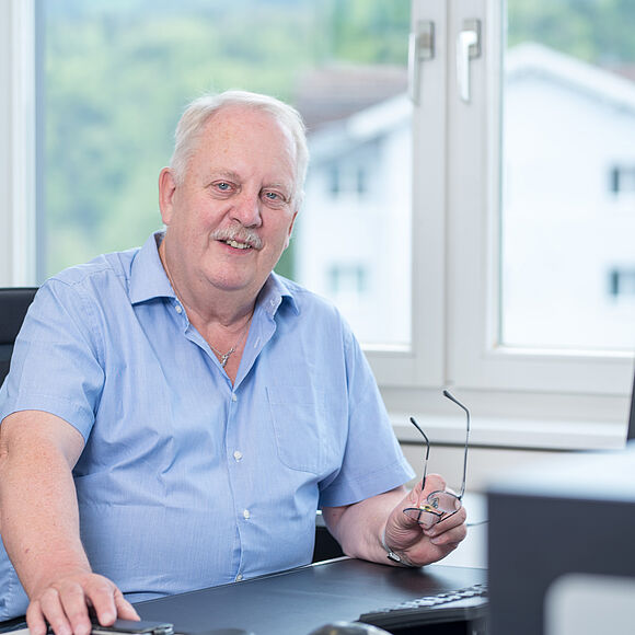 Urs Wolfisberg an seinem Arbeitsplatz in der Wolfisberg Tor-Technik AG bei seiner Arbeit am Computer