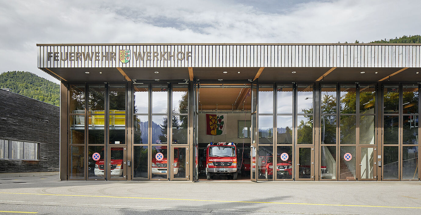 Aussenansicht der vollverglasten 4-flügligen Industrie-Falttoren bei der Feuerwehr Hilterfingen-Hünibach.