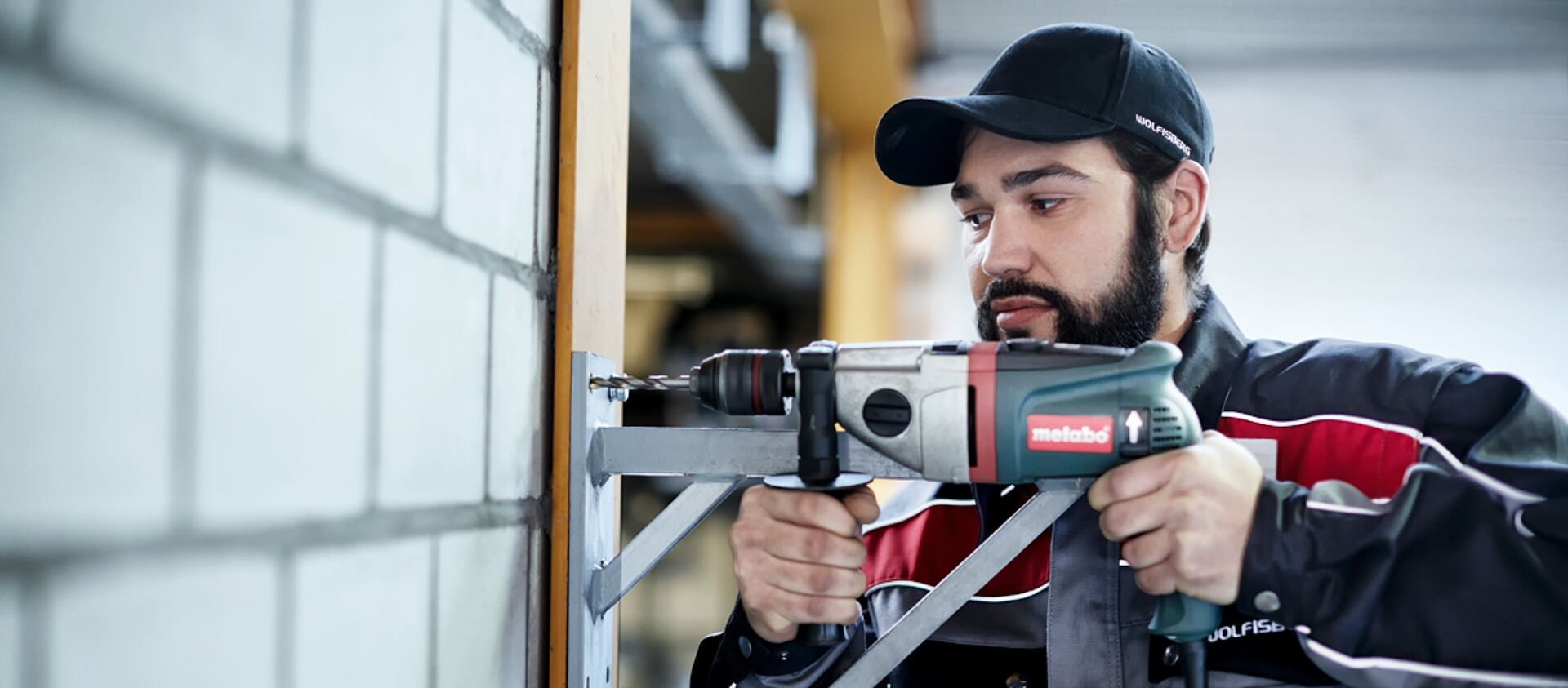 Ein Servicemitarbeiter von Wolfisberg bei der Installation eines Industrietores 