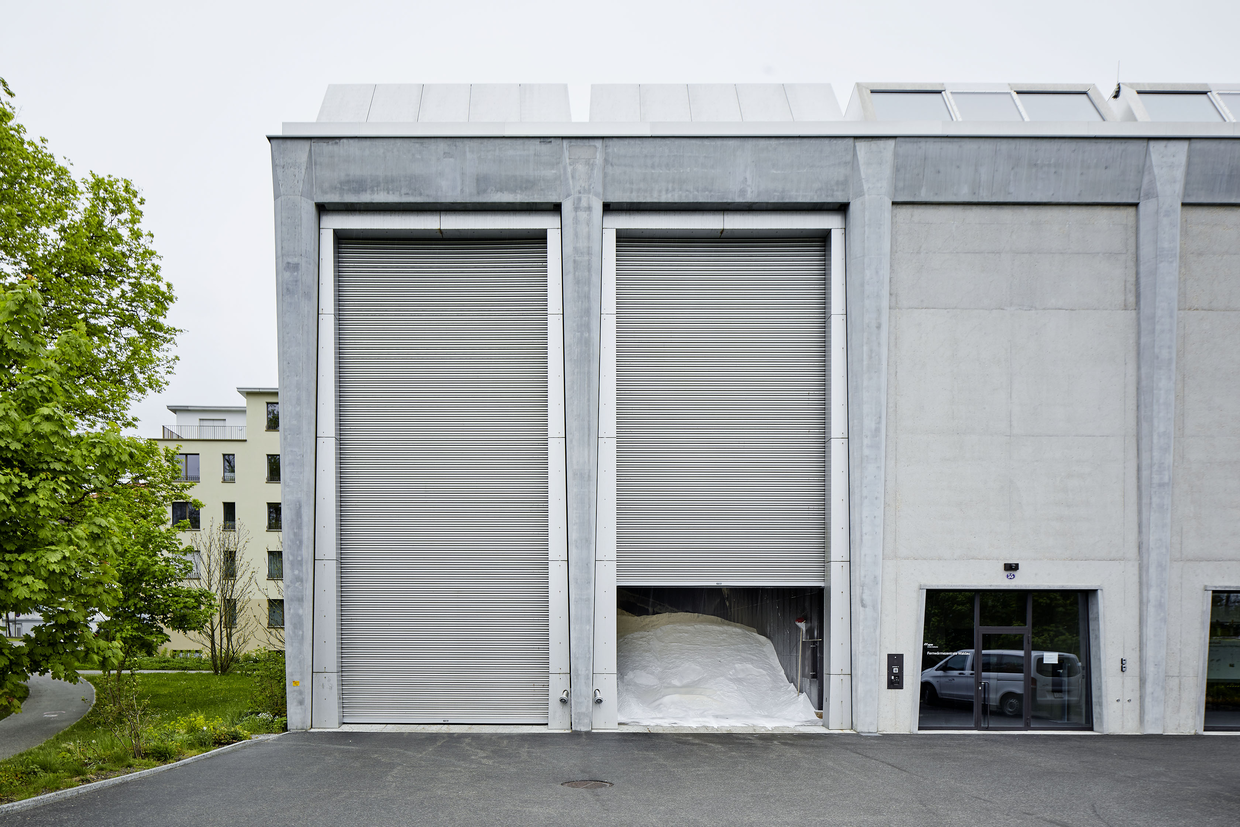 Aussenansicht der beiden Industrierolltore wRT 100 in Edelstahl beim Salzlager Waldau