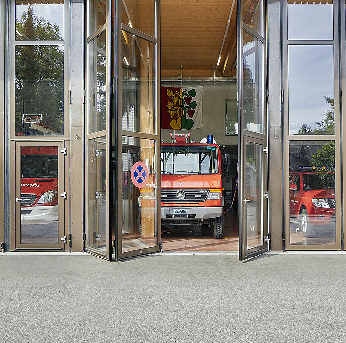 Ein geöffnetes vollverglastes 4-flügliges Industrie-Falttor bei der Feuerwehr Hilterfingen-Hünibach 