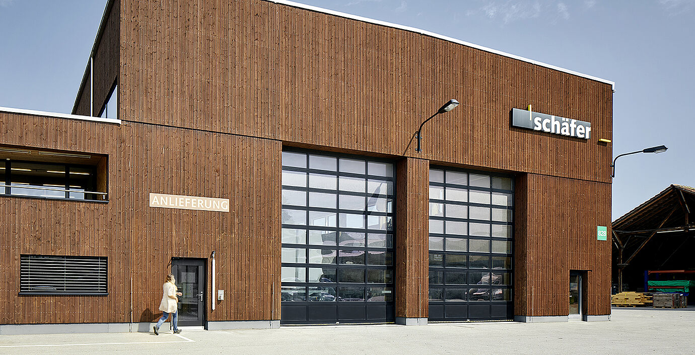 Lagergebäude der Schäfer Holzbau mit zwei grossen verglasten Sektionaltoren vom Typ wST 820