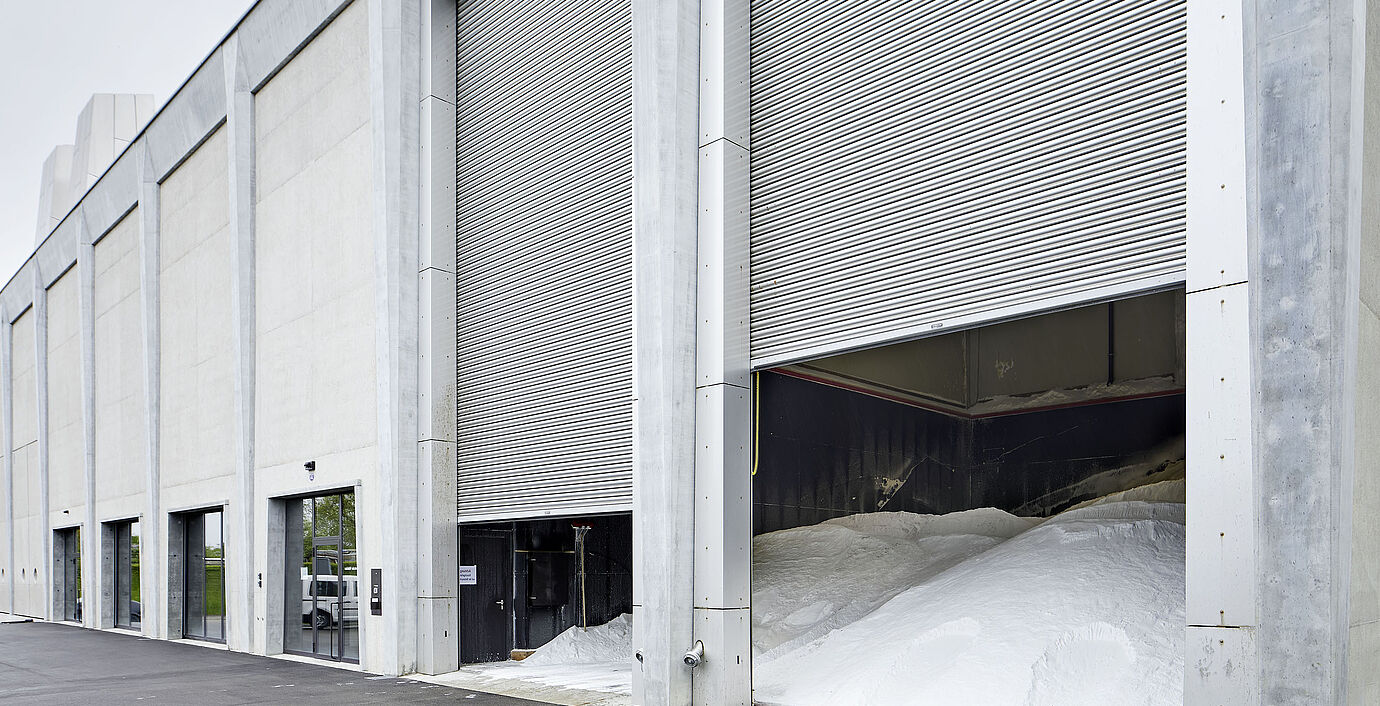 Aussenansicht der beiden Industrierolltore wRT 100 in Edelstahl beim Salzlager Waldau