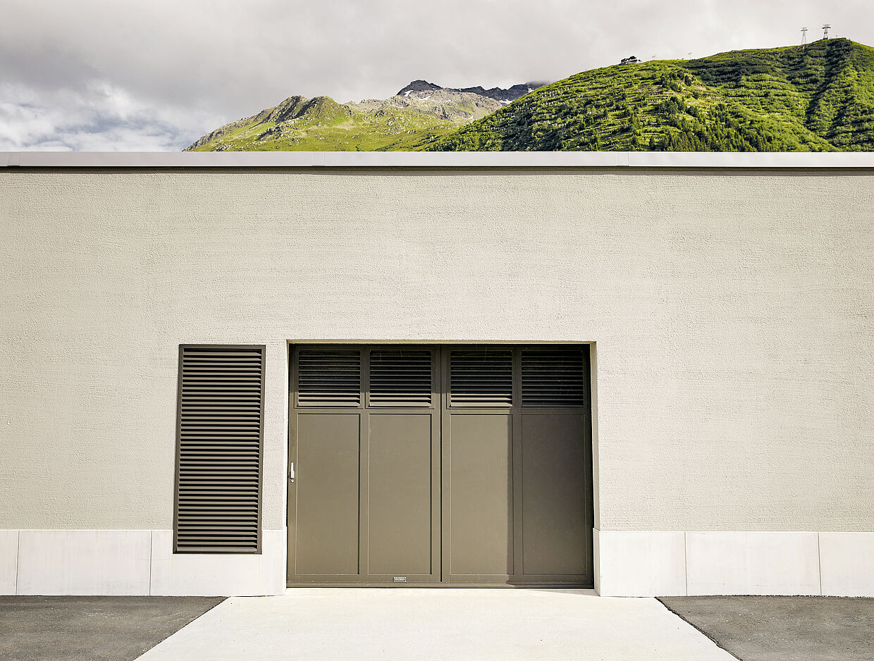 Aussenansicht des Einbruchschutztores des Typ wRT 64 aus Aluminium im Bahnhof Andermatt