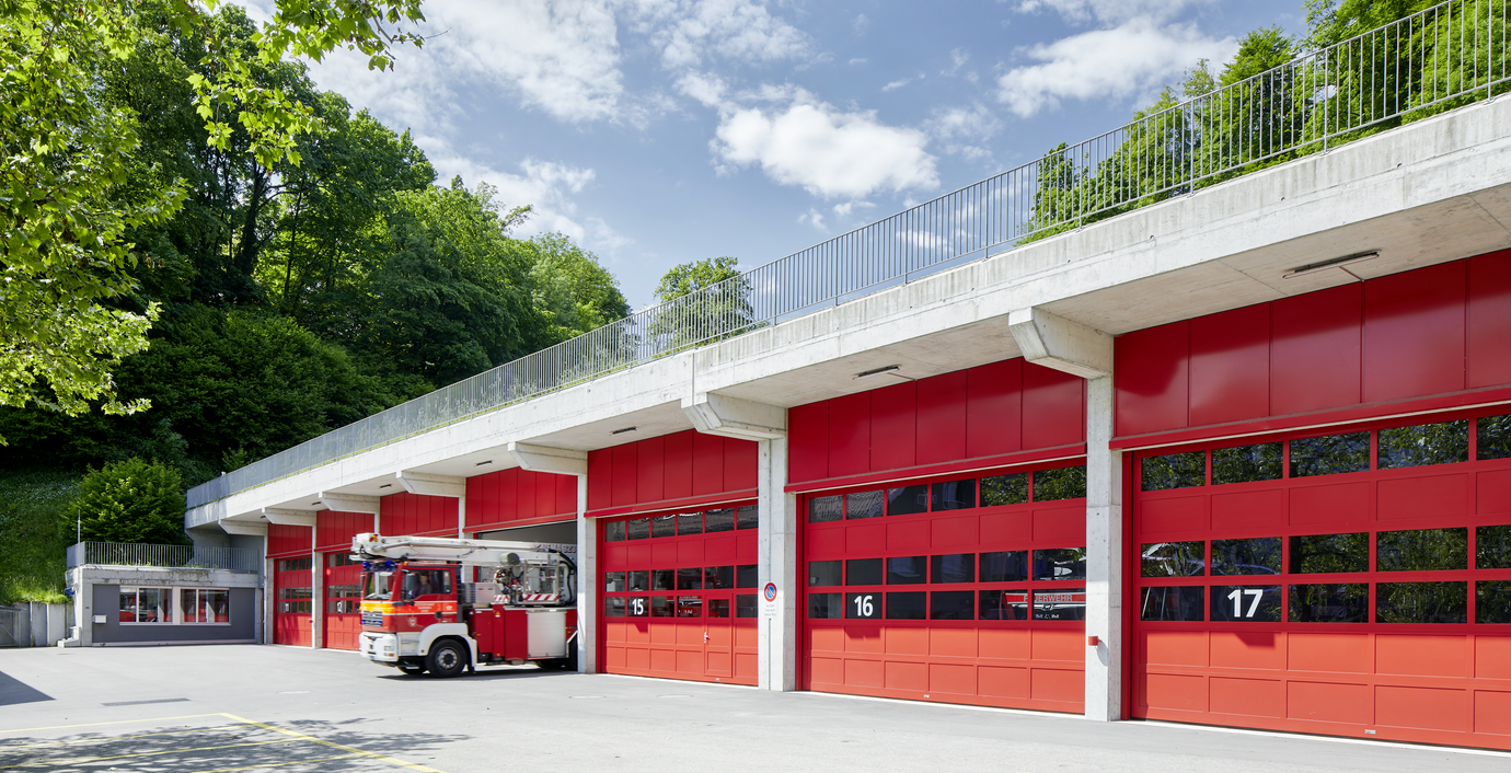 7 rote Rahmen-Sprossen-Sektionaltore vom Typ wST 820 bei der Feuerwehr Sarnen