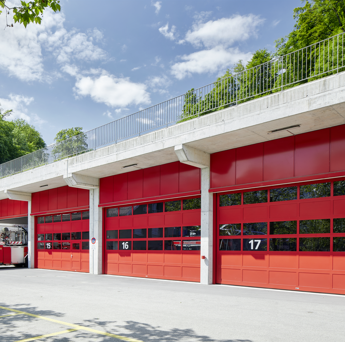 7 rote Rahmen-Sprossen-Sektionaltore vom Typ wST 820 bei der Feuerwehr Sarnen