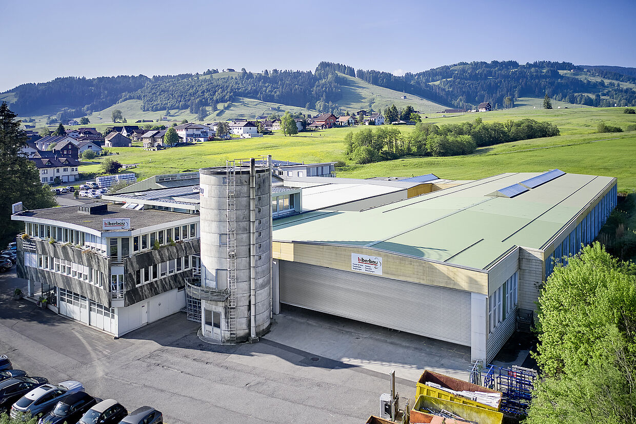 Die Biberbau AG aus der Vogelperspektive mit dem breitesten Rolltor der Schweiz