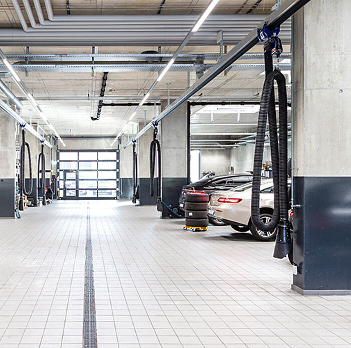 Innenansicht der Autogarage des PW Centers in Pratteln mit einem verbauten Sektionaltor vom Typ wST 820